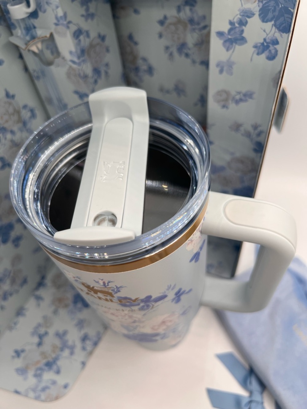 Stanley x LoveShackFancy Everblooming Rosettes 40oz Quencher Tumbler Blue NEW - Picture 5 of 8